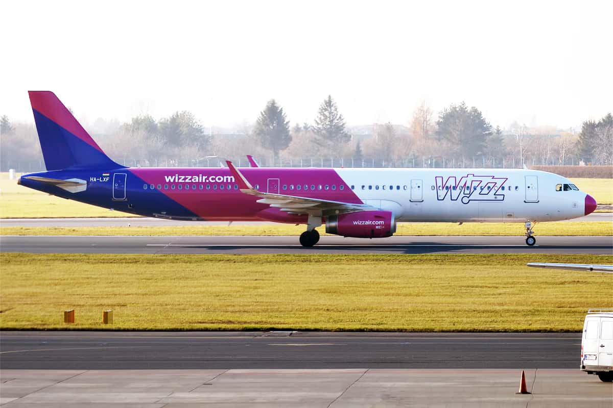 Wizz air авиакомпания сайт. Wizz Air самолеты. Венгерская авиакомпания Wizzair. Airbus a321 Wizz Air. Wizz Air Abu Dhabi.